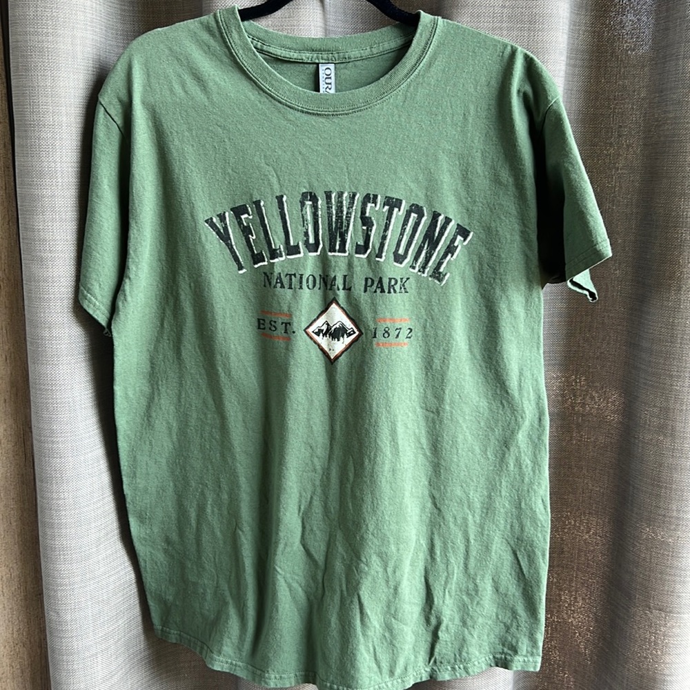 Yellowstone National Park tee shirt. 100% cotton. Large
